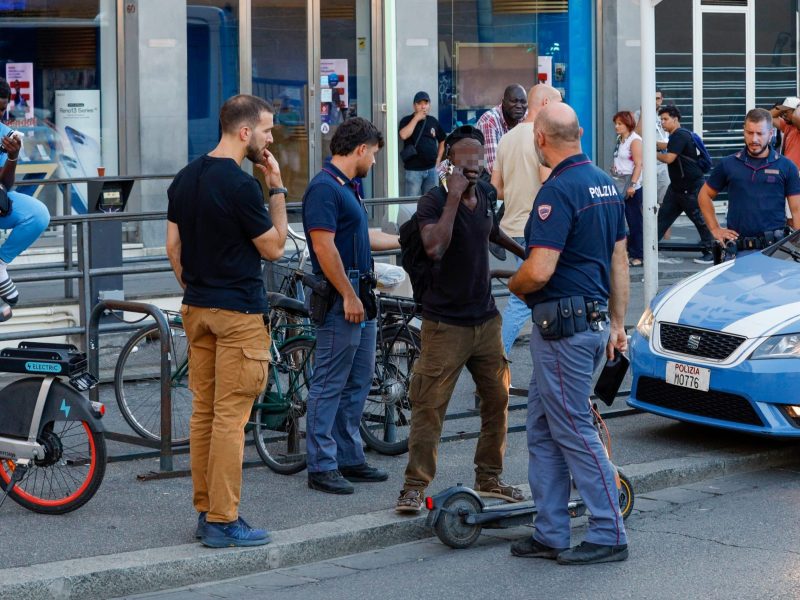 GERMOGLI PH: 31 LUGLIO 2024 FIRENZE VIA ALAMANNI STAZIONE SANTA MARIA NOVELLA RETATA CONTROLLI ANTIDROGA DELLE FORZE DELL'ORDINE NELLA FOTO POLIZIA DI STATO DIGOS