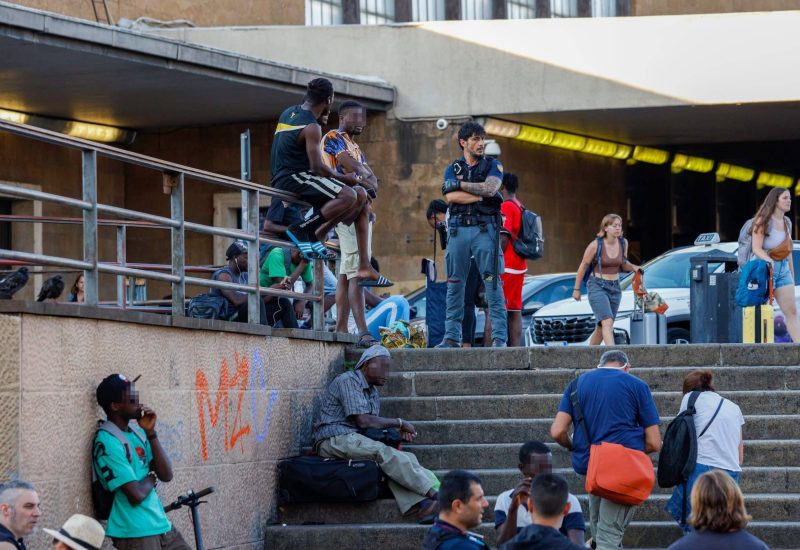 GERMOGLI PH: 31 LUGLIO 2024 FIRENZE VIA ALAMANNI STAZIONE SANTA MARIA NOVELLA RETATA CONTROLLI ANTIDROGA DELLE FORZE DELL'ORDINE NELLA FOTO POLIZIA DI STATO