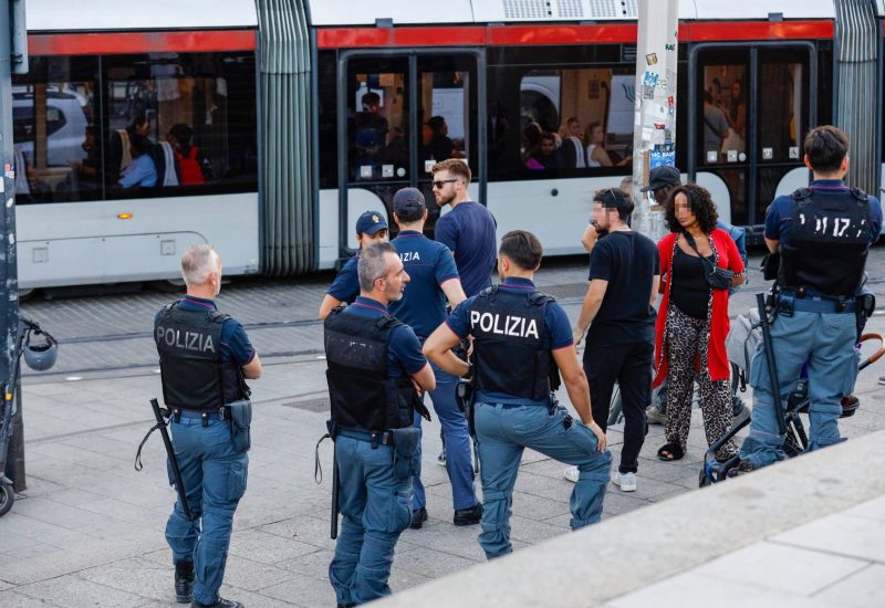 GERMOGLI PH 31 LUGLIO 2024 FIRENZE VIA ALAMANNI STAZIONE SANTA MARIA NOVELLA RETATA CONTROLLI ANTIDROGA DELLE FORZE DELL'ORDINE NELLA FOTO POLIZIA DI STATO