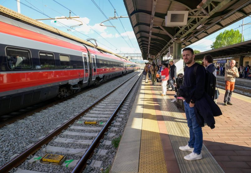 GERMOGLI PH: 4 MAGGIO 2023 FIRENZE UN TRENO E' DERAGLIATO IN INGRESSO AL DEPOSITO TRENI DI SANTA MARIA NOVELLA ALL'ALTEZZA DELLA STAZIONE DEL ROMITO PROVOCANDO ENORMI DISAGI SULLA RETE DELL'ALTA VELOCITA' E DELLA RETE FERROVIARIA REGIONALE NELLA FOTO TANTI I VIAGGIATORI COSTRETTI A SCENDERE ALLA STAZIONE DI CAMPO DI MARTE E AD ASPETTARE TRENI ALTERNATIVI O UTILIZZARE BUS E TAXI A CAUSA DEI TRENI CANCELLATI E A CAUSA DEGLI ENORMI RITARDI ACCUMULATI PER I DISAGI DEL DERAGLIAMENTO