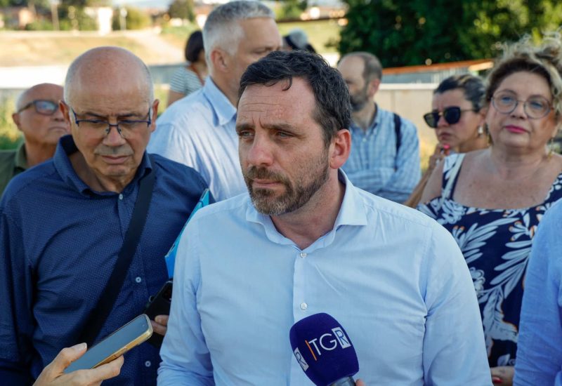 GERMOGLI PH: 5 AGOSTO 2025 CAMPI BISENZIO VISITA DI ALESSANDRO TOMASI SOPRALLUOGO E INCONTRO CON I COMITATI DI PIAZZA ALDO MORO E DEGLI ALLUVIONATI DEL 2023 NELLA FOTO
