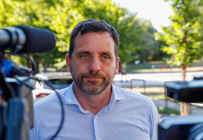 GERMOGLI PH: 5 AGOSTO 2025 CAMPI BISENZIO VISITA DI ALESSANDRO TOMASI SOPRALLUOGO E INCONTRO CON I COMITATI DI PIAZZA ALDO MORO E DEGLI ALLUVIONATI DEL 2023 NELLA FOTO PIAZZA ALDO MORO DOVE I COMITATI PROTESTANO CONTRO IL CAPOLINEA DELLA TRAMVIA
