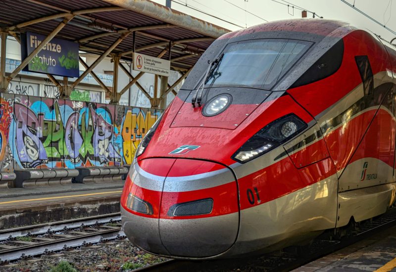 GERMOGLI PH: 5 MAGGIO 2022 FIRENZE STAZIONE FERROVIARIA STATUTO TRENITALIA ALTA' VELOCITA' PENDOLINO FERROVIE