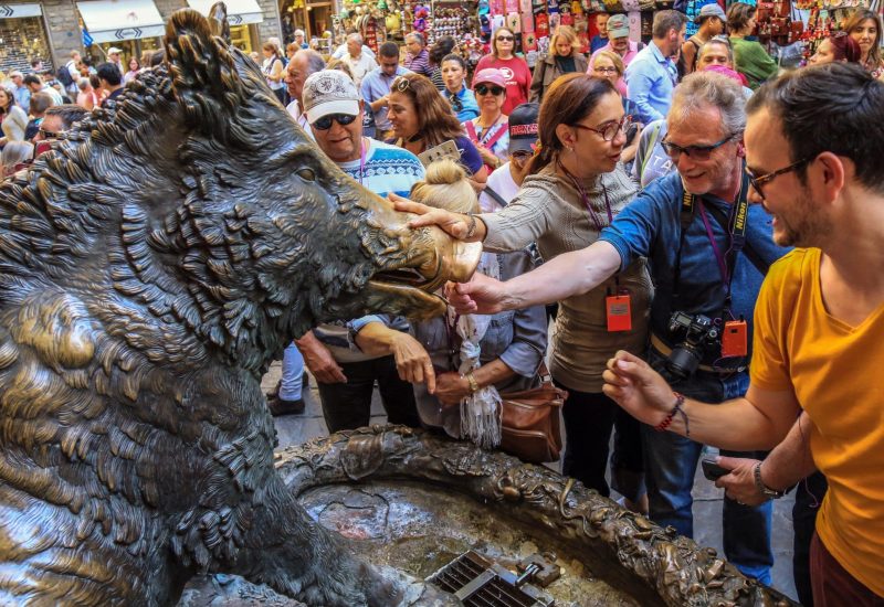 GERMOGLI PH: 5 OTTOBRE 2017 FIRENZE CENTRO STORICO TURISTI ALLA FONTANA DEL PORCELLINO
