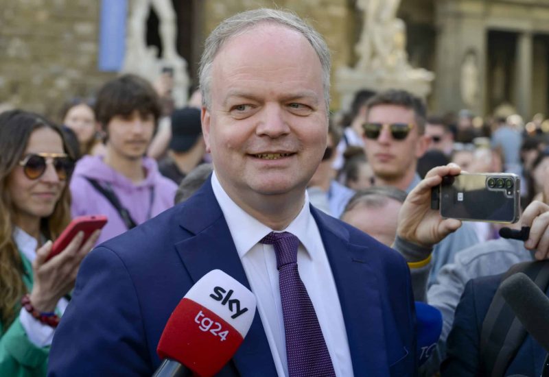 GERMOGLI PH: 6 APRILE 2024 FIRENZE IN PIAZZA DELLA SIGNORIA L'EX DIRETTORE DEGLI UFFIZI EIKE SCHMIDT HA ANNUNCIATO LA PROPRIA CANDIDATURA A SINDACO DI FIRENZE PER LE PROSSIME ELEZIONI COMUNALI CON IL CENTRO DESTRA NELLA FOTO EIKE SCHMIDT