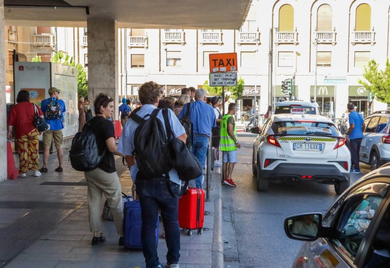 GERMOGLI PH 8 LUGLIO 2023 FIRENZE STAZIONE DI SANTA MARIA NOVELLA TURISTI IN FILA PER PRENDERE I TAXI