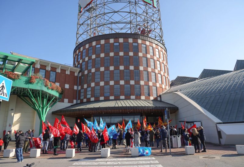 GERMOGLI PH 8 NOVEMBRE 2025 CAMPI BISENZIO CENTRO COMMERCIALE I GIGLI PRESIDIO CONTRO I LICENZIAMENTI ANNUNCIATI