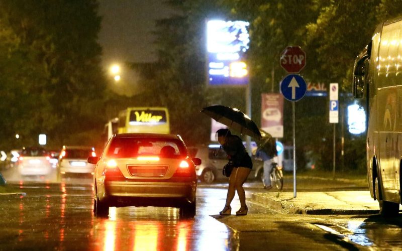 GERMOGLI PH FIRENZE DEGRADO MERCATO DEL SESSO PROSTITUZIONE PROSTITUTE DONNE FACILI LUCCIOLE NELLA FOTO VIALE GUIDONI