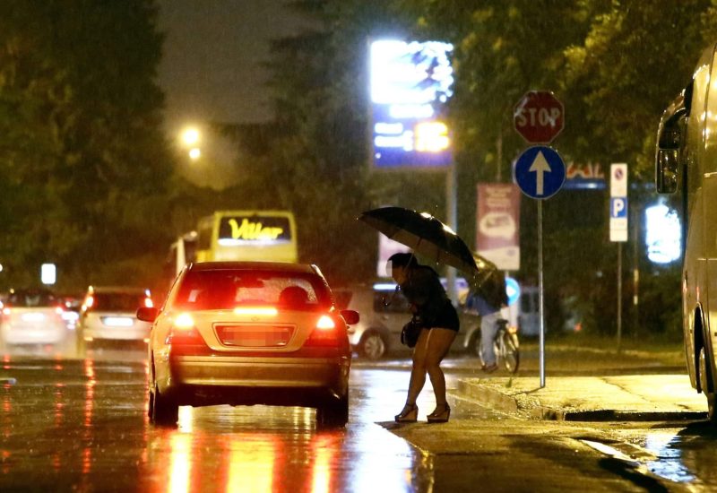 GERMOGLI PH FIRENZE DEGRADO MERCATO DEL SESSO PROSTITUZIONE PROSTITUTE DONNE FACILI LUCCIOLE NELLA FOTO VIALE GUIDONI