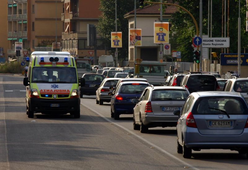 GERMOGLI PH6-06-06 FIRENZE VIA DI NOVOLI TRAFFICO AUTOMOBILI INGORGO NELLA FOTO CORSIA PREFERENZIALE AMBULANZA 118