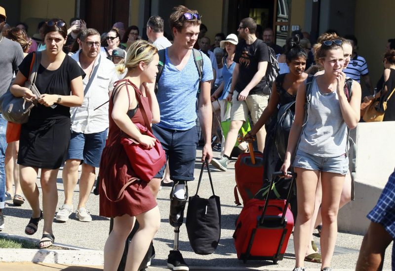 Germogli Ph 18 luglio 2017 Empoli Pendolari e turisti bloccati alla stazione ferroviaria di Empoli per incendio sulla linea ferroviaria Empoli-Pisa taxi trolley turismo passeggeri ritardi code caos pullman sostitutivo. Foto Gianni Nucci/Fotocronache Germogli