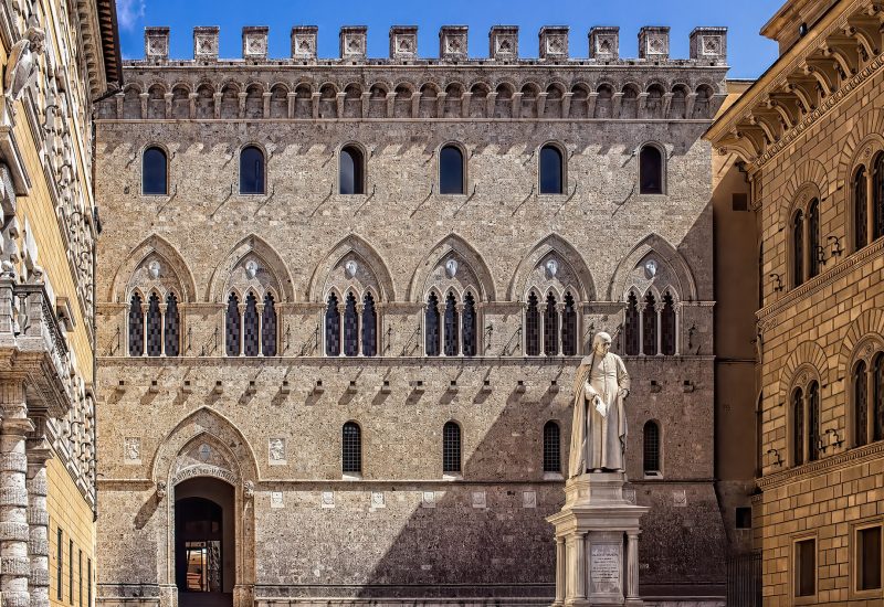 Palazzo_Salimbeni,_Siena,_Headquarters_of_Monte_dei_Paschi_di_Siena,_the_worlds_oldest_surviving_bank