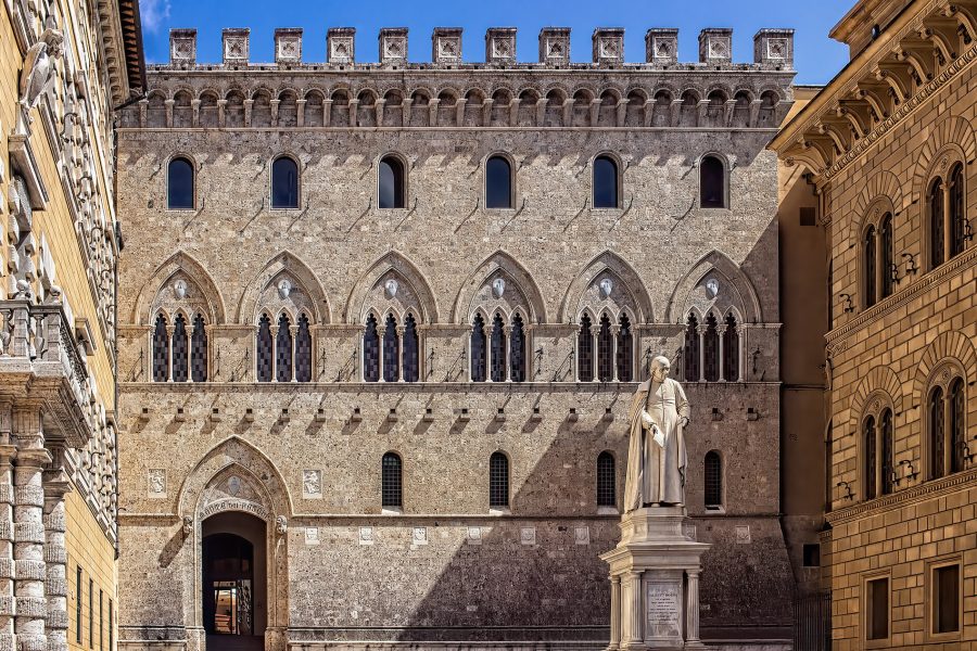 Palazzo_Salimbeni,_Siena,_Headquarters_of_Monte_dei_Paschi_di_Siena,_the_worlds_oldest_surviving_bank