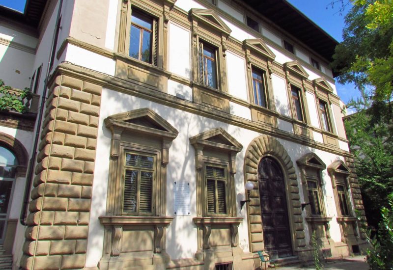 https://commons.wikimedia.org/wiki/File:Villa_basilwesky1.JPG
