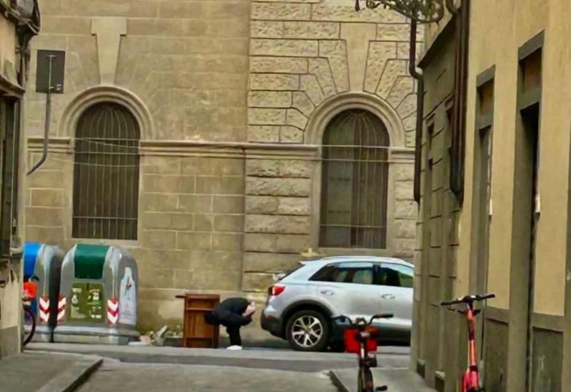 L'artista intento nella performace artistica