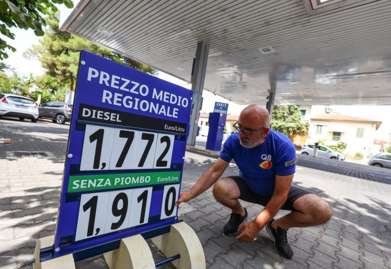 GERMOGLI PH: 01 AGOSTO 2023 EMPOLI OBBLIGO DI ESPOSIZIONE DEL PREZZO MEDIO REGIONALE DEI CARBURANTI NEI DISTRIBUTORI DI BENZINA © TOMMASO GASPERINI / FOTOCRONACHE GERMOGLI