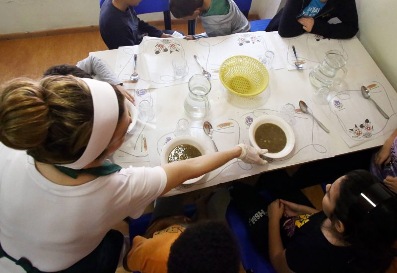GERMOGLI PH: 2 MAGGIO 2013 SCUOLA ELEMENTARE MENSA BAMBINI CHE MANGIANO MENSE SCOLASTICHE PASTO DOPOSCUOLA SERVIZI ALIMENTARI