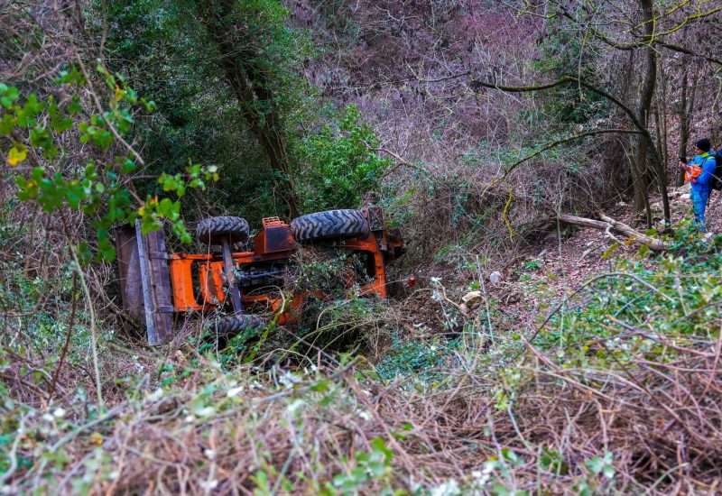 GERMOGLI PH 13 GENNAIO. 2023 SESTO FIORENTINO MONTE MORELLO VECCIOLINO OPERAIO ADETTO ALLA MANITENZIONE STRADALE CADE DAL DIRUPO COL TRATTORE INTERVENGONO SUL POSTO I VIGILE DEL FUOCO ELICOTTERO CON PEGASO E POLIZIA MUNICIPALE NELLA FOTO