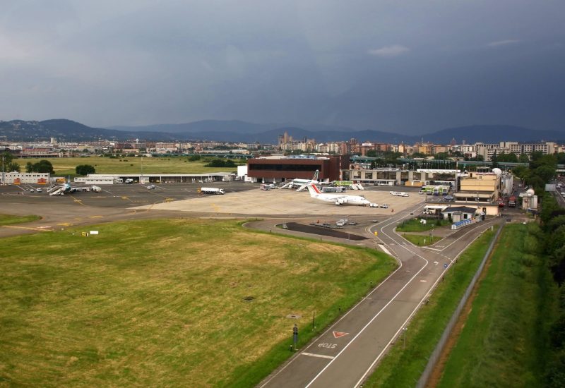 GERMOGLI PH: 10 GIUGNO 2013 FIRENZE VEDUTE AEREE DALL ' ALTO DELLA CITTA ' NELLA FOTO  AEROPORTO DI FIRENZE PERETOLA AMERIGO VESPUCCI PISTA DI ATTERRAGGIO  AREA FUTURA ALLA COSTRUZIONE DELLA PISTA PARALLELA ALL ' AUTOSTRADA