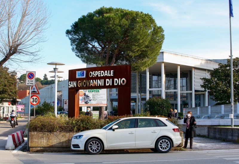 GERMOGLI PH: 12 GENNAIO 2021 SCANDICCI VIA DI SCANDICCI INCROCIO CON VIA SAN GIUSTO PERDITA DI GAS DI FRONTE ALL'OSPEDALE TORREGALLI SAN GIOVANNI DI DIO SUL POSTO I VIGILI DEL FUOCO STRADA CHIUSA AL TRAFFICO
