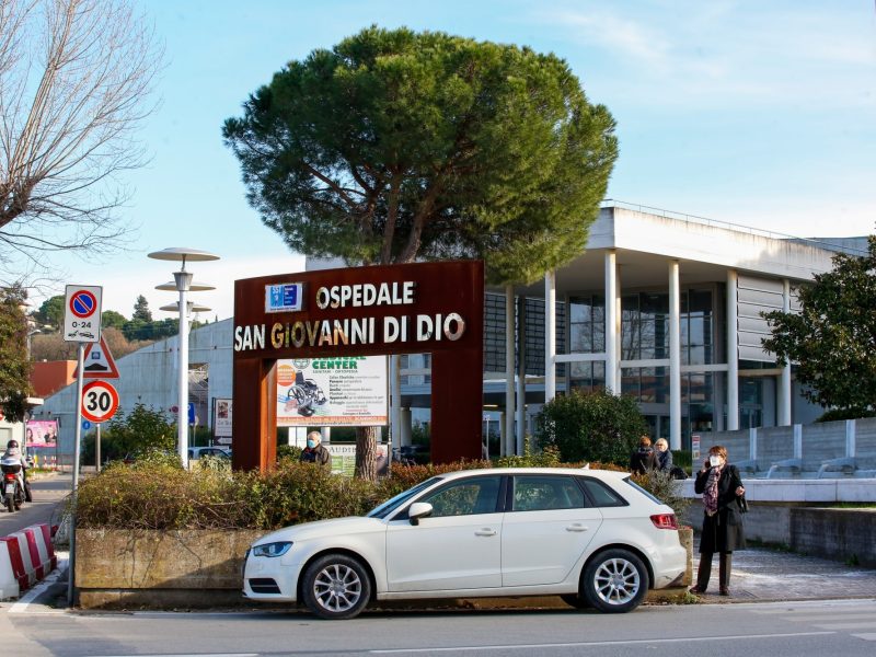 GERMOGLI PH: 12 GENNAIO 2021 SCANDICCI VIA DI SCANDICCI INCROCIO CON VIA SAN GIUSTO PERDITA DI GAS DI FRONTE ALL'OSPEDALE TORREGALLI SAN GIOVANNI DI DIO SUL POSTO I VIGILI DEL FUOCO STRADA CHIUSA AL TRAFFICO