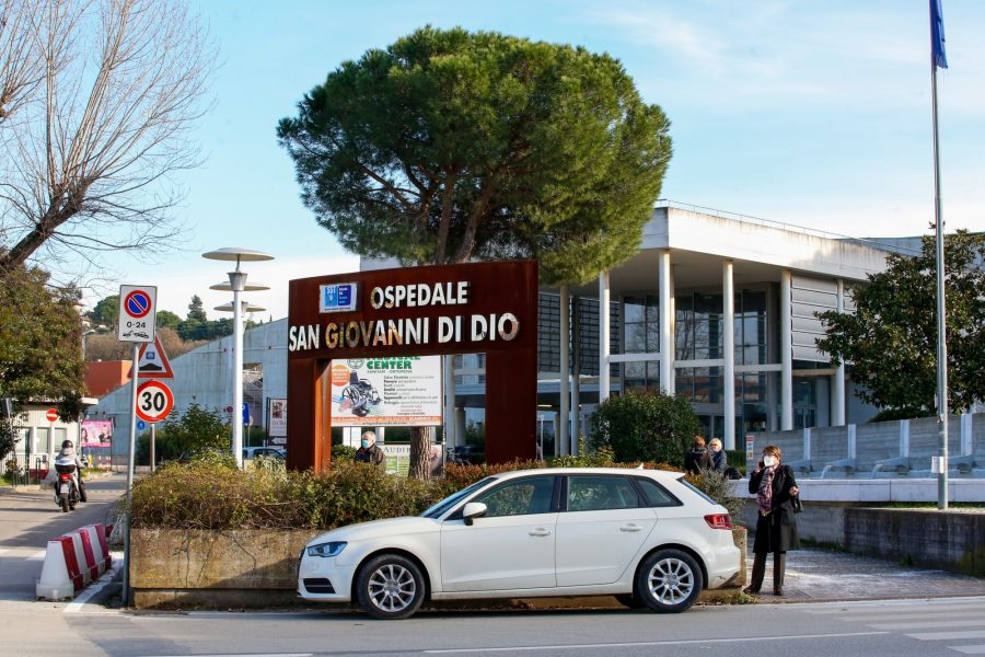 GERMOGLI PH: 12 GENNAIO 2021 SCANDICCI VIA DI SCANDICCI INCROCIO CON VIA SAN GIUSTO PERDITA DI GAS DI FRONTE ALL'OSPEDALE TORREGALLI SAN GIOVANNI DI DIO SUL POSTO I VIGILI DEL FUOCO STRADA CHIUSA AL TRAFFICO