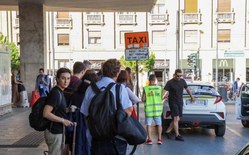 GERMOGLI PH: 8 LUGLIO 2023 FIRENZE STAZIONE DI SANTA MARIA NOVELLA TURISTI IN FILA PER PRENDERE I TAXI