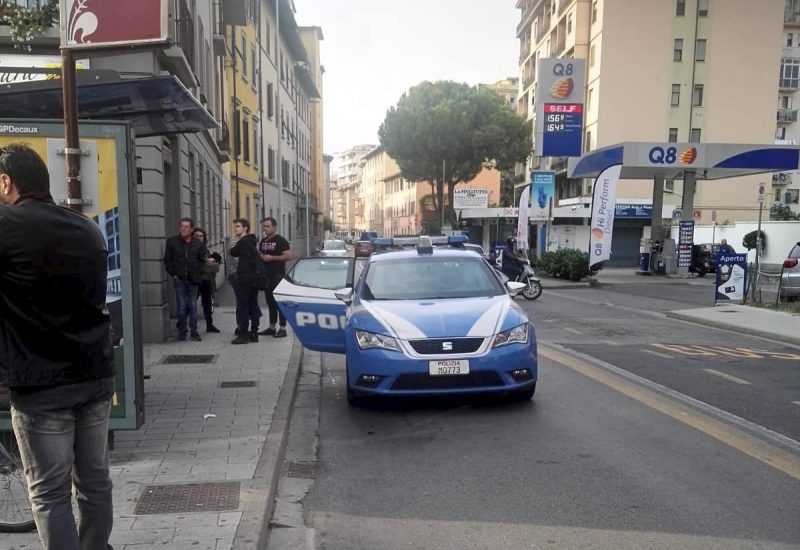 GERMOGLI PH: 15 OTTOBRE 2018 FIRENZE PIAZZA SAN JACOPINO GLI AGENTI DI POLIZIA DEL COMMISSIARATO DI RIFREDI ARRESTANO PER SPACCIO DI DROGA UN MAGREBINO CHE HA FATTO RESISTENZA AL MOMENTO DELL' IDENTIFICAZIONE E FERMO
