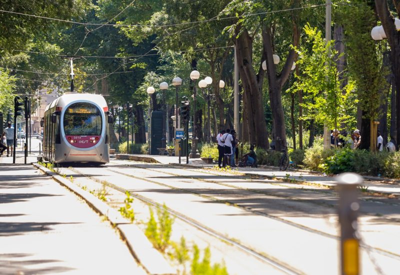 GERMOGLI PH: 17 LUGLIO 2024 SCANDICCI VIAGGIO SULLA TRAMVIA DAL CAPOLINEA DI VILLA COSTANZA IN CONDIZIONI DI DEGRADO ALLA FERMATA CASCINE DI FIRENZE CON CRIMINALITA' E SPACCIO NELLA FOTO
