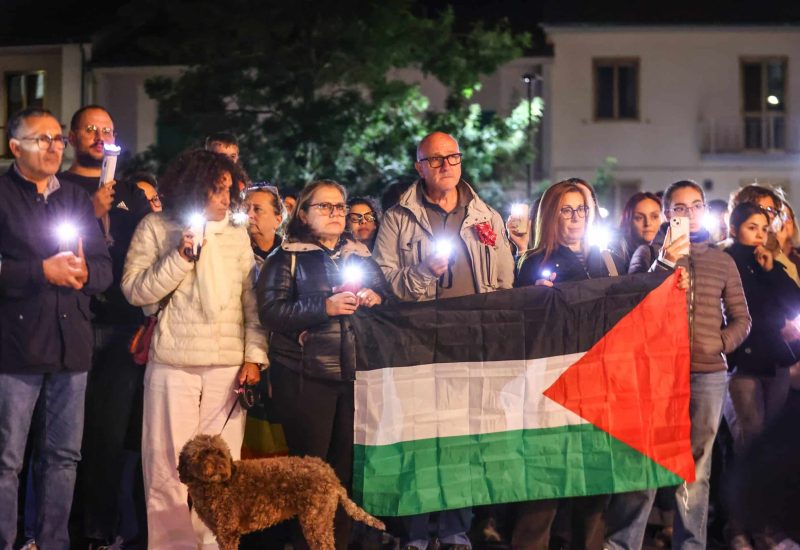 GERMOGLI PH: 02 OTTOBRE 2025 EMPOLI FLASH MOB LUCI SULLA PALESTINA 100 OSPEDALI PER GAZA  DAVANTI ALL'OSPEDALE SAN GIUSEPPE LETTURA NOMI DEL PERSONALE OSPEDALIERO MORTI A GAZA© TOMMASO GASPERINI / FOTOCRONACHE GERMOGLI