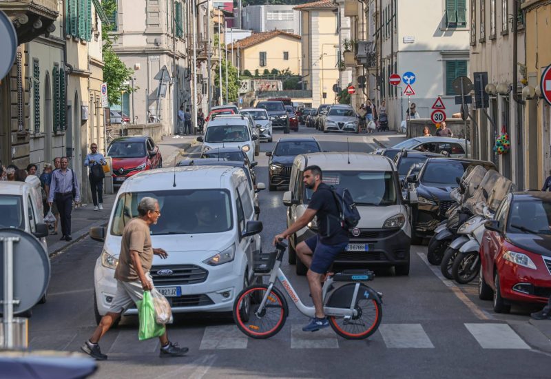 GERMOGLI PH: 11 GIUGNO 2025 FIRENZE LAVORI STRADALI PER PUBLIACQUA SULLA VIA BOLOGNESE TRAFFICO SOSTENUTO IN VIA FAENTINA E ZONA CURE