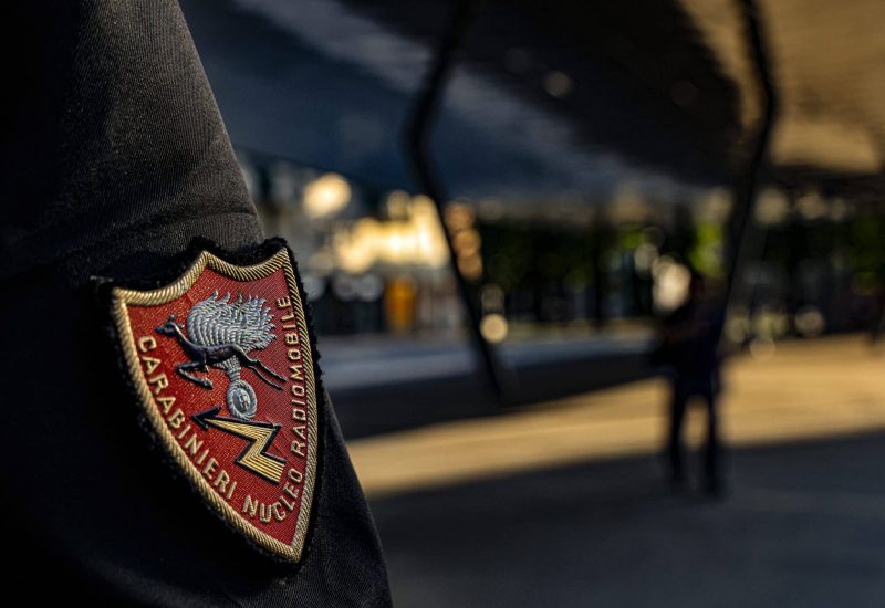 GERMOGLI PH: 30 OTTOBRE 2024 FIRENZE  ISOLOTTO  OPERAZIONE CARABINIERI CONTROLLO STRAORDINARIO DEL TERRITORIO CON L' AUSILIO DELL' ELICOTTERO E DEI CINOFILI CANI ANTIDROGA IRREGOLARI CLANDESTINI SICUREZZA RADIOMOBILE