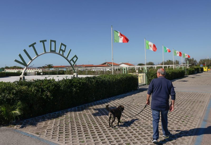 GERMOGLI PH: 7 OTTOBRE 2022 VIAREGGIO DARSENA SPIAGGIA LIBERA PARCO NATURALE ULTIMI GIORNI DI MARE SOLE STABILIMENTI BALNEARI CHIUSI
