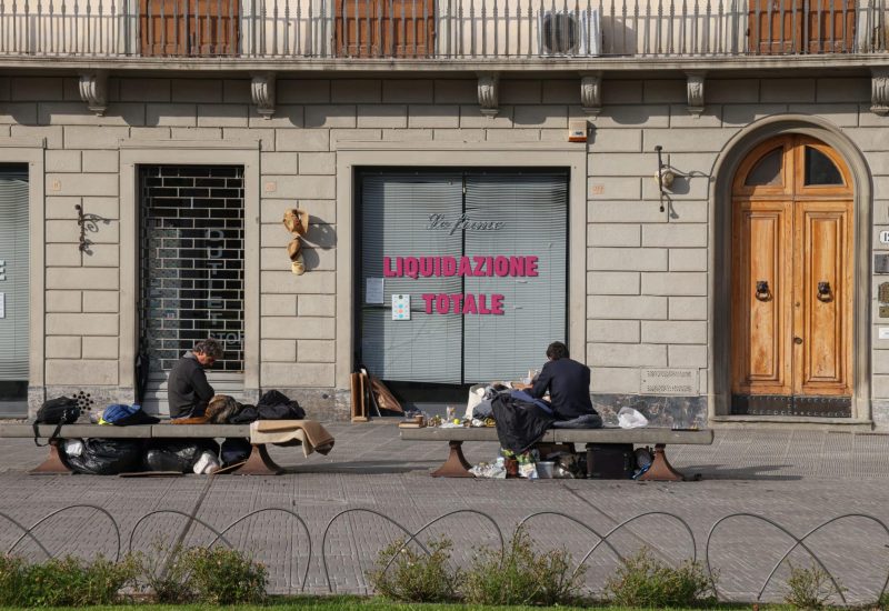 GERMOGLI PH: 13 NOVEMBREV 2022 FIRENZE PIAZZA SANTA MARIA NOVELLA CENTRO STORICO DEGRADO NEGOZI CHIUSI SENZA FISSA DIMORA