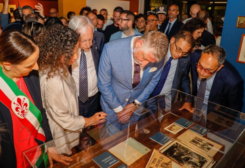 GERMOGLI PH: 21 GIUGNO 2025 FIRENZE ARCHIVIO DI STATO VISITA DEL MINISTRO ALESSANDRO GIULI ALLA MOSTRA SU GIOVANNI SPADOLINI NELLA FOTO SARA FUNARO E COSIMO CECCUTI CON IL MINISTRO