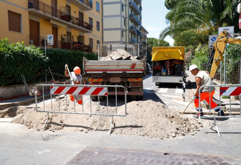 GERMOGLI PH: 28 GIUGNO 2025 SESTO FIORENTINO VIA BELLINI CHIUSA PER LAVORI STRADALI ENEL A CAUSA DI UN GUASTO ALLA LINEA ELETTRICA