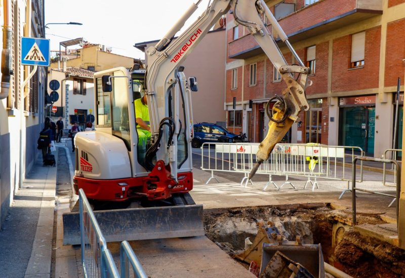GERMOGLI PH: 21 OTTOBRE 2024 FIRENZE LAVORI STRADALI PER UNA FOGNATURA BLOCCANO PARALIZZANO IL TRAFFICO DEL QUARTIERE RIFREDI CAREGGI CODE INGORGO TRAFFICO CONGESTIONATO NELLA FOTO BUCA OPERAI