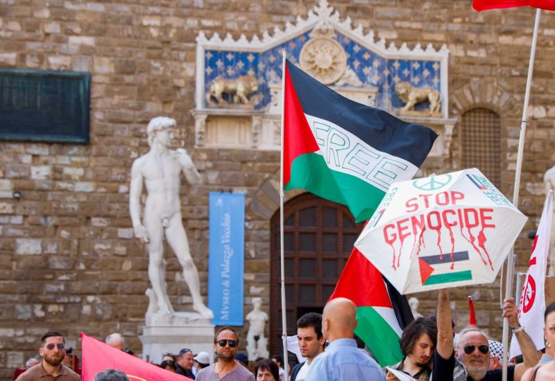 GERMOGLI PH: 2 GIUGNO 2025 FIRENZE PIAZZA DELLA REPUBBLICA E PIAZZA SIGNORIA FESTA DELLA REPUBBLICA CERIMONIA DELL'ALZABANDIERA E CONSEGNA DELLE ONORIFICENZE DELL'ORDINE AL MERITO DELLA REPUBBLICA NELLA FOTO PROTESTA PALESTINA LIBERA GUERRA GAZA ISRAELE
