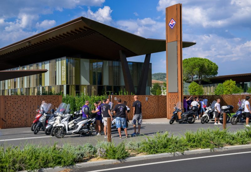 GERMOGLI PH: 1 SETTEMBRE 2024 FIRENZE CORTEO DEI TIFOSI DELLA FIORENTINA IN MOTORINO DAL VIOLA PARK ALLO STADIO ARTEMIO FRANCHI SEGUENDO IL PULMAN DELLA SQUADRA