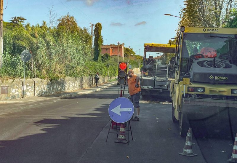 GERMOGLI PH: 25 AGOSTO 2021 FIRENZE VIA BOLOGNESE LAVORI STRADALI BITUMATRICE CATRAME ASFALTO CODE TRAFFICO RIASFALTATURA MANTO STRADALE ANAS MANUTENZIONE STRADE