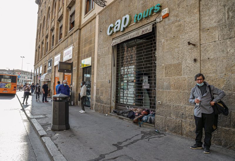 GERMOGLI PH: 1 APRILE 2021 FIRENZE  CENTRO STORICO EMERGENZA CORONAVIRUS COVID 19 ZONA ROSSA LOOKDOWN PIAZZA STAZIONE DEGRADO SENZA FISSA DIMORA POVERTA' SOLITUDINE CRISI