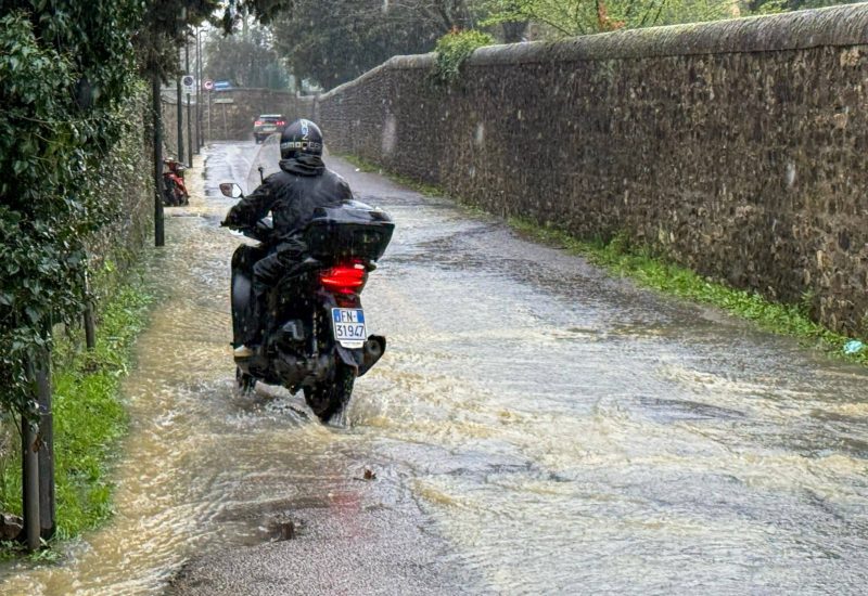 GERMOGLI PH: 14 MARZO 2025 FIRENZE VIA ERNESTO ROSSI ALLAGAMENTO STRADA CAUSATO DAL MALTEMPO FORTE PIOGGIA ALLERTA METEO
