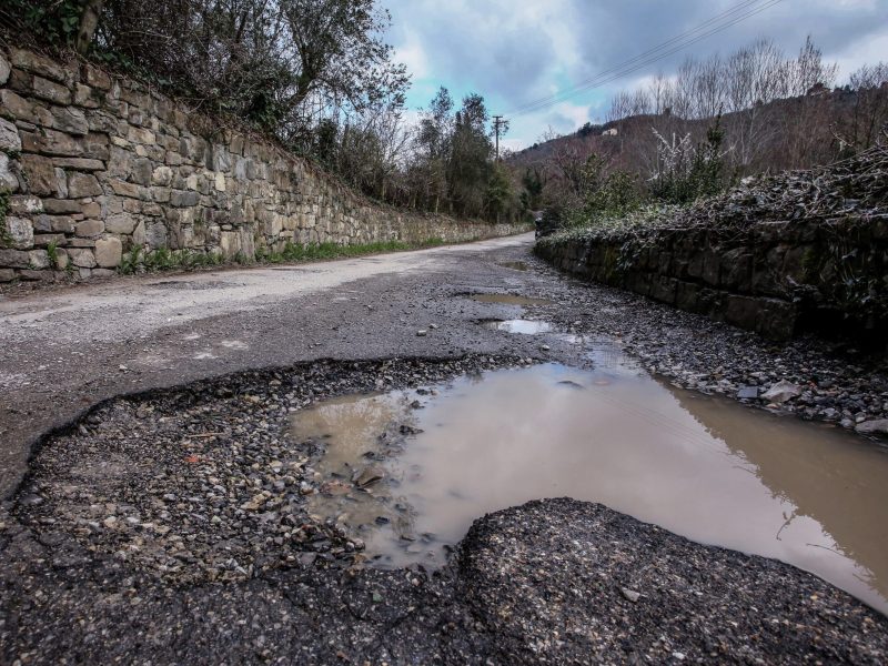 GERMOGLI PH: 21 MARZO 2018 FIRENZE VIA DELLE GORE SERPIOLLE EMERGENZA BUCHE MANTO STRADALE ASFALTO DANNEGGIATO NELLA FOTO VIA DELLE MASSE A SERPIOLLE