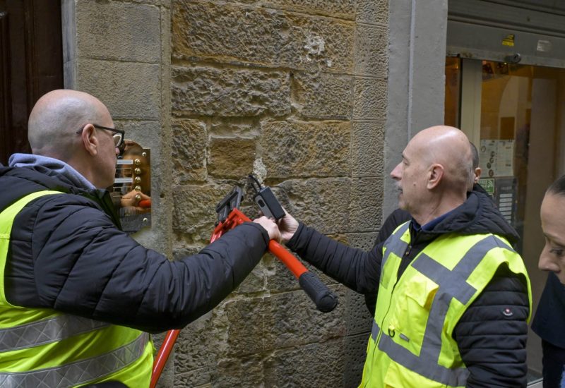 GERMOGLI PH: 25 FEBBRAIO 2025 FIRENZE LE ISTITUZIONI CITTADINE E LE FORZE DI POLIZIA MUNICIPALE SONO ANDATE IN GIRO PER IL CENTRO STORICO PER RIMUOVERE LE KEYBOX DEGLI AIRBNB NELLA FOTO LE FORZE DELL'ORDINE RIMUOVONO LE KEYBOX