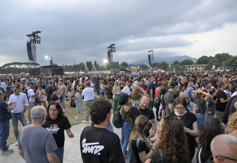 GERMOGLI PH: 5 GIUGNO 2025 FIRENZE CONCERTO VASCO ROSSI IPPODROMO DEL VISARNO CESARE MELI NELLA FOTO TANTISSIMI I FAN AL VISARNO PER IL CONCERTO