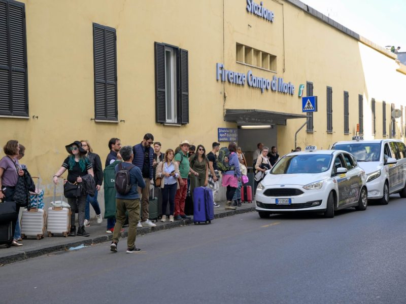GERMOGLI PH: 4 MAGGIO 2023 FIRENZE UN TRENO E' DERAGLIATO IN INGRESSO AL DEPOSITO TRENI DI SANTA MARIA NOVELLA ALL'ALTEZZA DELLA STAZIONE DEL ROMITO PROVOCANDO ENORMI DISAGI SULLA RETE DELL'ALTA VELOCITA' E DELLA RETE FERROVIARIA REGIONALE NELLA FOTO TANTI I VIAGGIATORI COSTRETTI A SCENDERE ALLA STAZIONE DI CAMPO DI MARTE E AD ASPETTARE TRENI ALTERNATIVI O UTILIZZARE BUS E TAXI A CAUSA DEI TRENI CANCELLATI E A CAUSA DEGLI ENORMI RITARDI ACCUMULATI PER I DISAGI DEL DERAGLIAMENTO