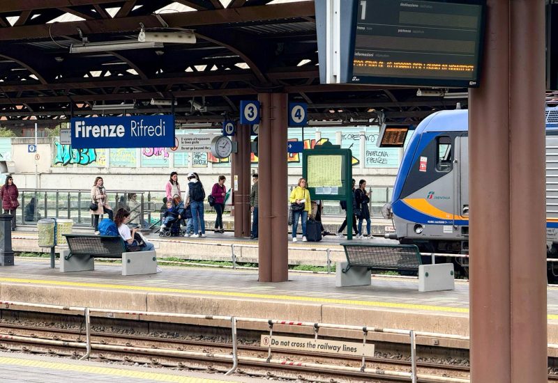 GERMOGLI PH: 22 APRILE 2025 FIRENZE STAZIONE DI RIFREDI TRENI FERROVIE DELLO STATO PENDOLARI PASSEGGERI RITARDI VIAGGIO BINARI