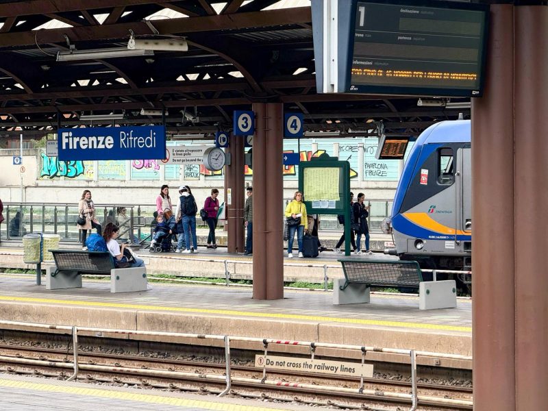 GERMOGLI PH: 22 APRILE 2025 FIRENZE STAZIONE DI RIFREDI TRENI FERROVIE DELLO STATO PENDOLARI PASSEGGERI RITARDI VIAGGIO BINARI