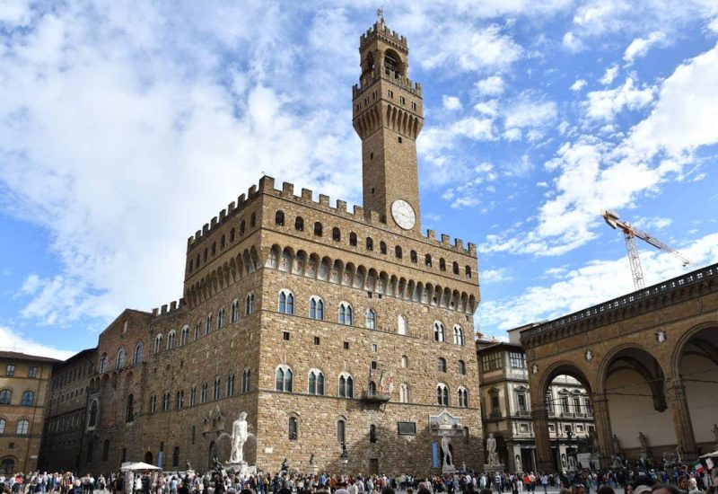 free-photo-of-lo-storico-palazzo-vecchio-sotto-un-cielo-azzurro