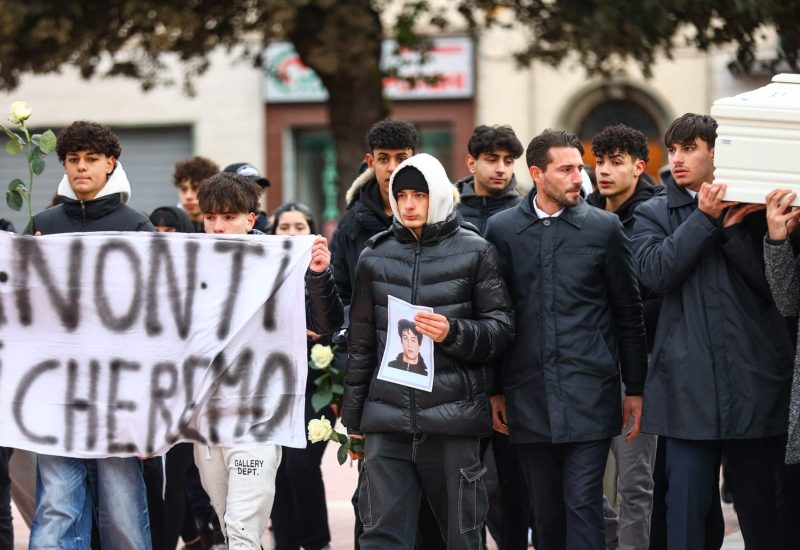 Un'immagine del funerale di Maati. Fotocronache Germogli